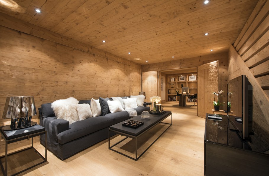 Интерьер в темных тонах с деревом