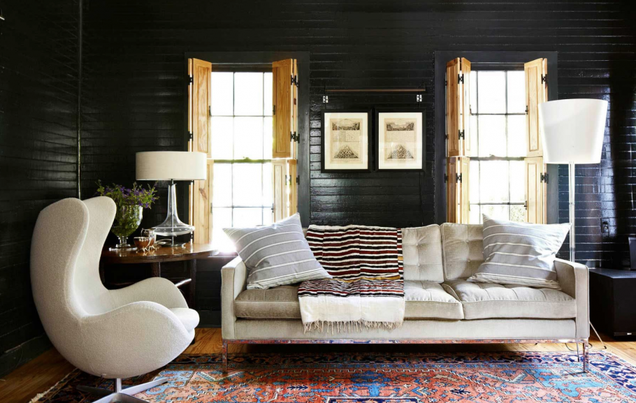 Темный деревянный интерьер