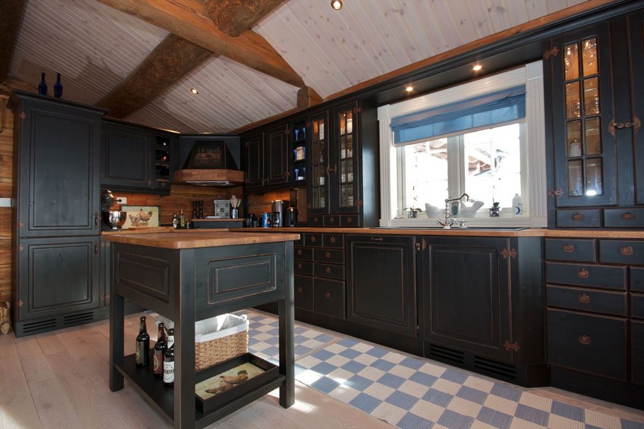 Синяя кухня в деревянном доме