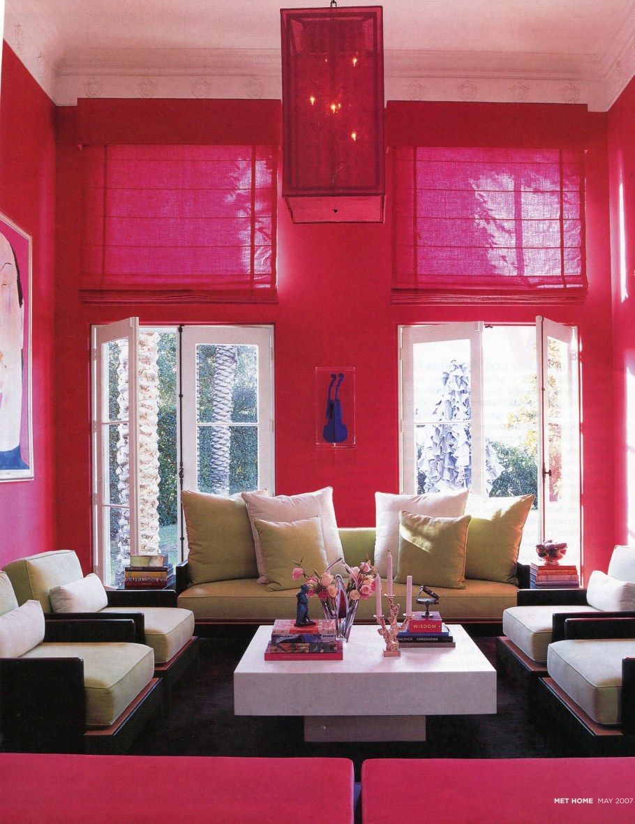 Диван цвета фуксии в интерьере