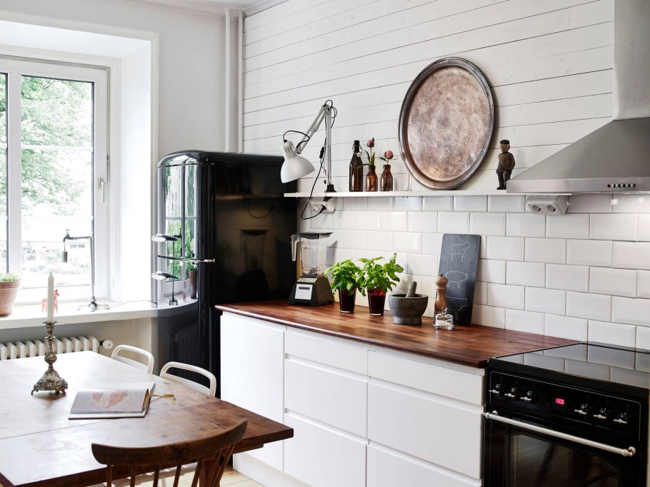 Сканди кухня белая с деревянной столешницей