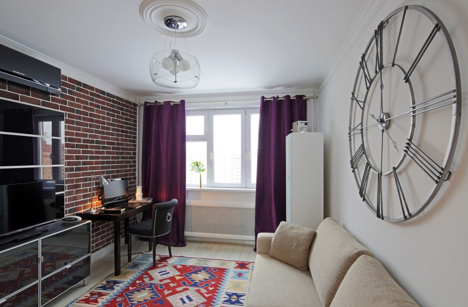 Кирпичная стена и шторы в интерьере