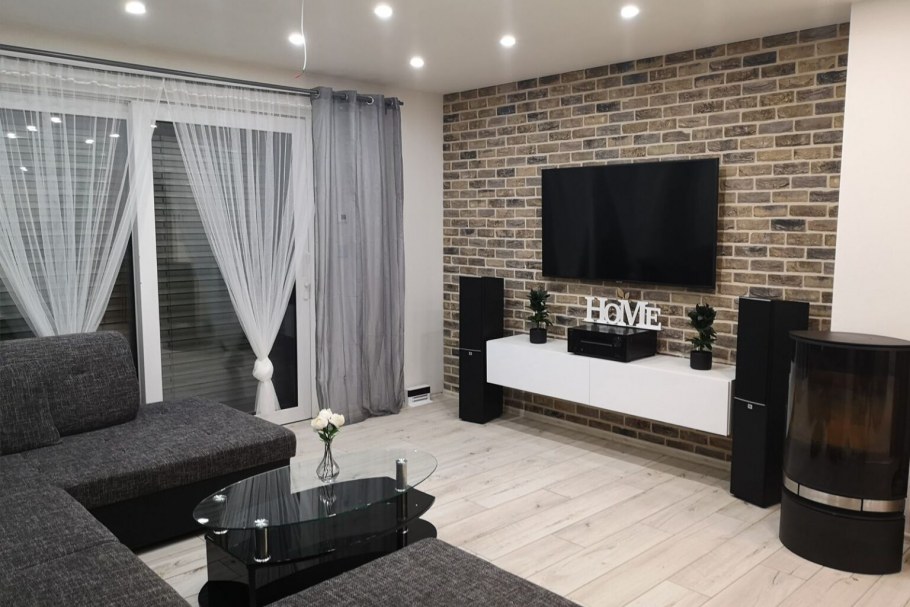 Шторы в интерьере гостиной кирпичики