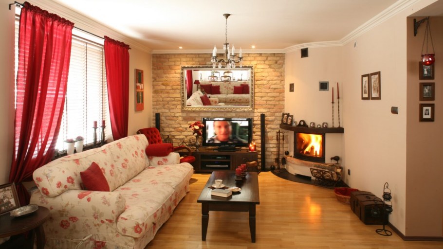 Обои в гостинной в сочетании с кирпичными столбами