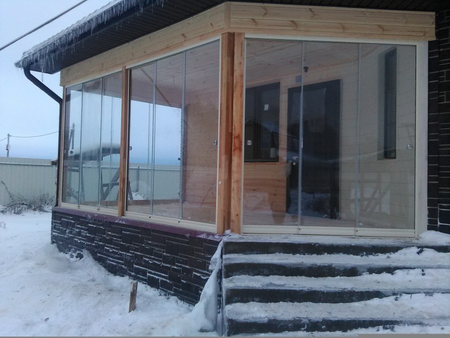 Двухэтажный дом с застекленной террасой