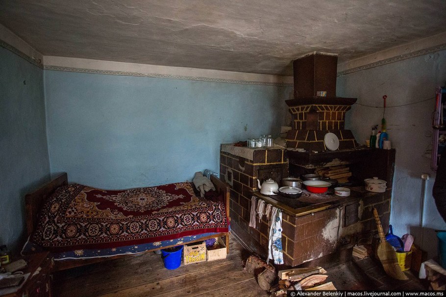 Старый деревенский дом внутри