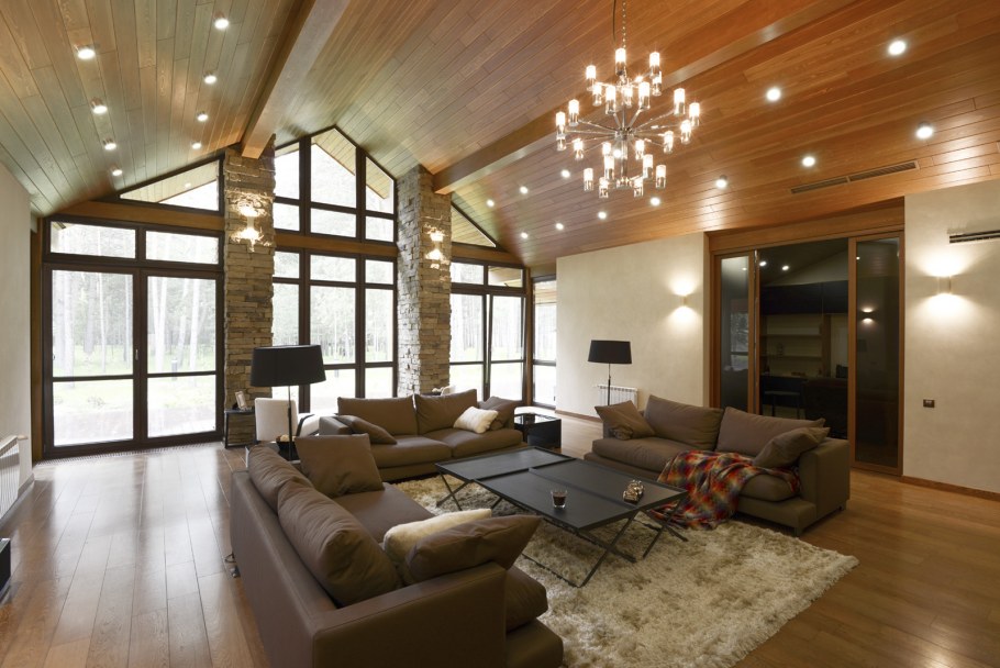 Освещение в гостиной коттеджа