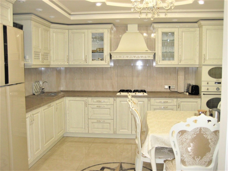 Бежевая классическая кухня