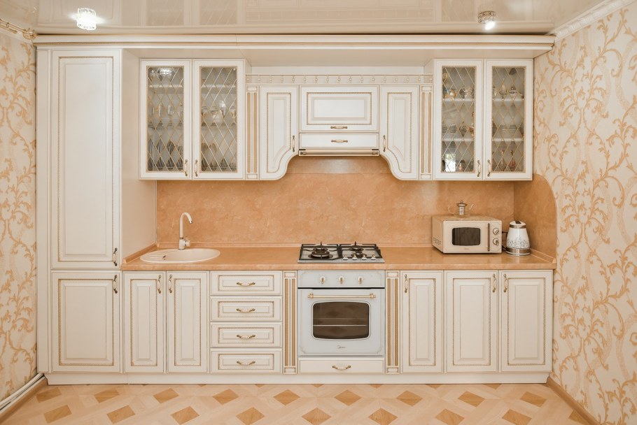 Ванильная кухня с деревянной столешницей