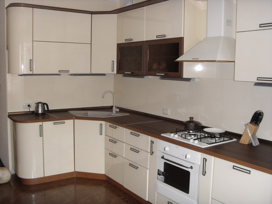 Белая кухня с коричневой столешницей