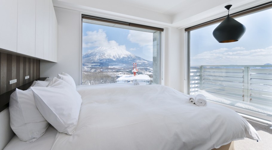 Спальня с панорамными окнами зима