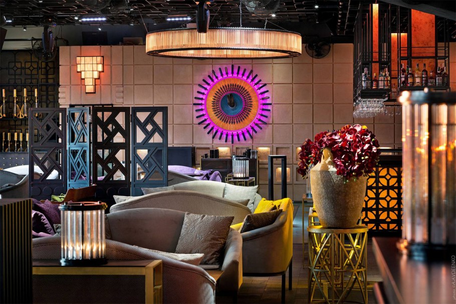 Стильный модный ресторан