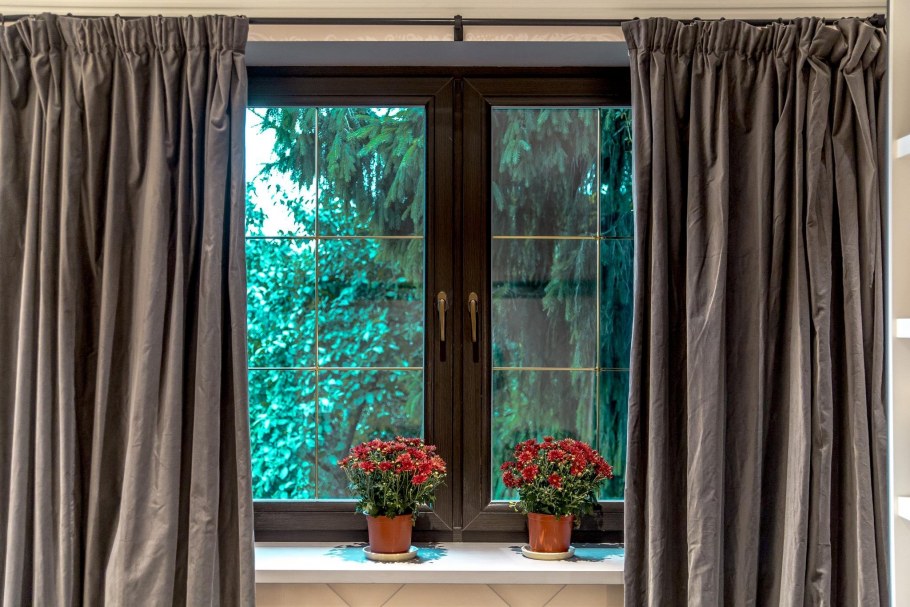 Черные окна в интерьере