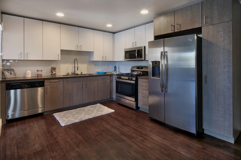 Кухня с серебристым холодильником