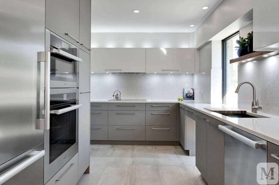 Кухня в серо белых тонах реальные