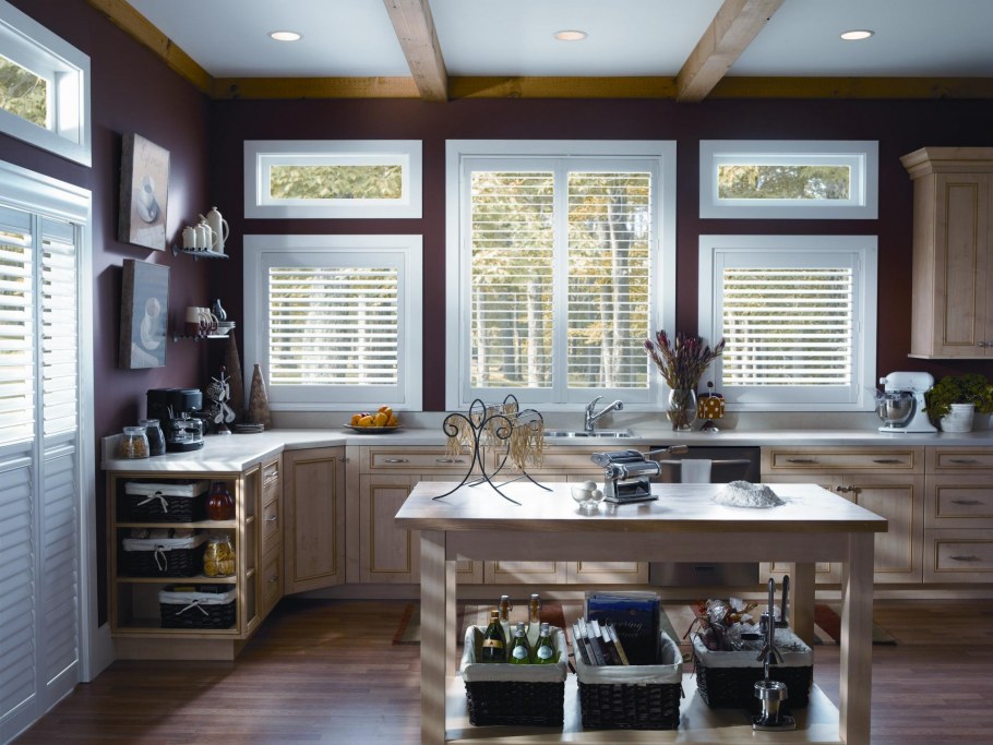 Интерьер кухни с окном