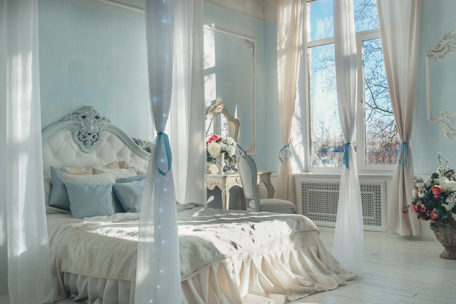 Туалетный столик на подоконнике