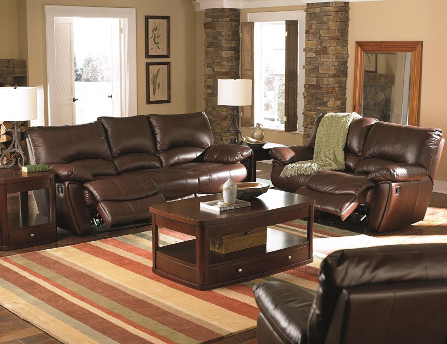 Коричневый диван