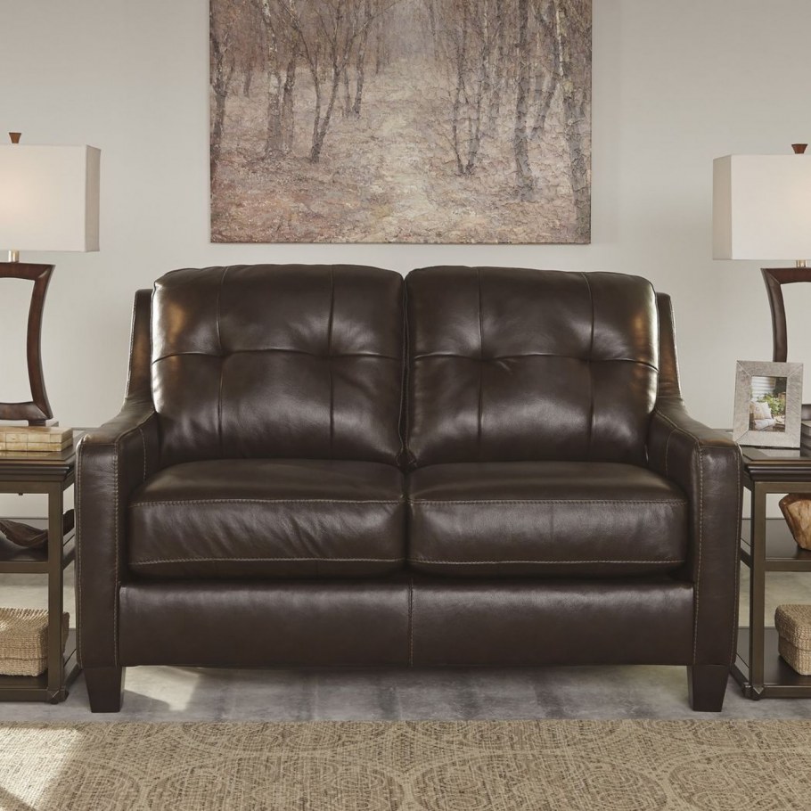 Коричневый кожаный диван