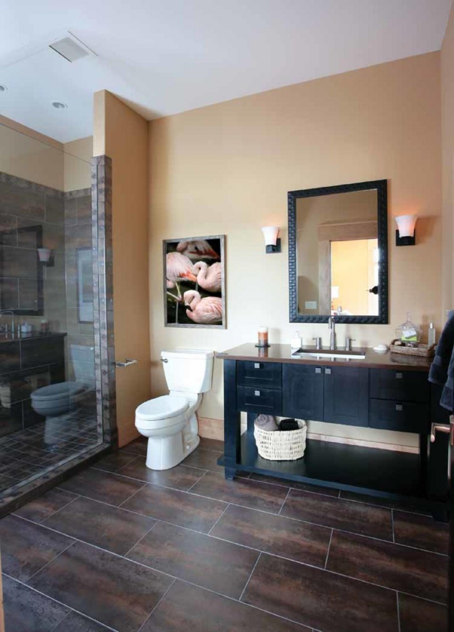 Ванная комната с темным полом