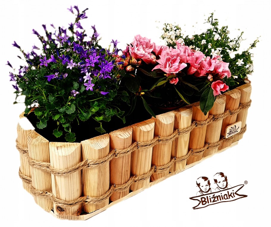 Клумбы из деревянных бочек