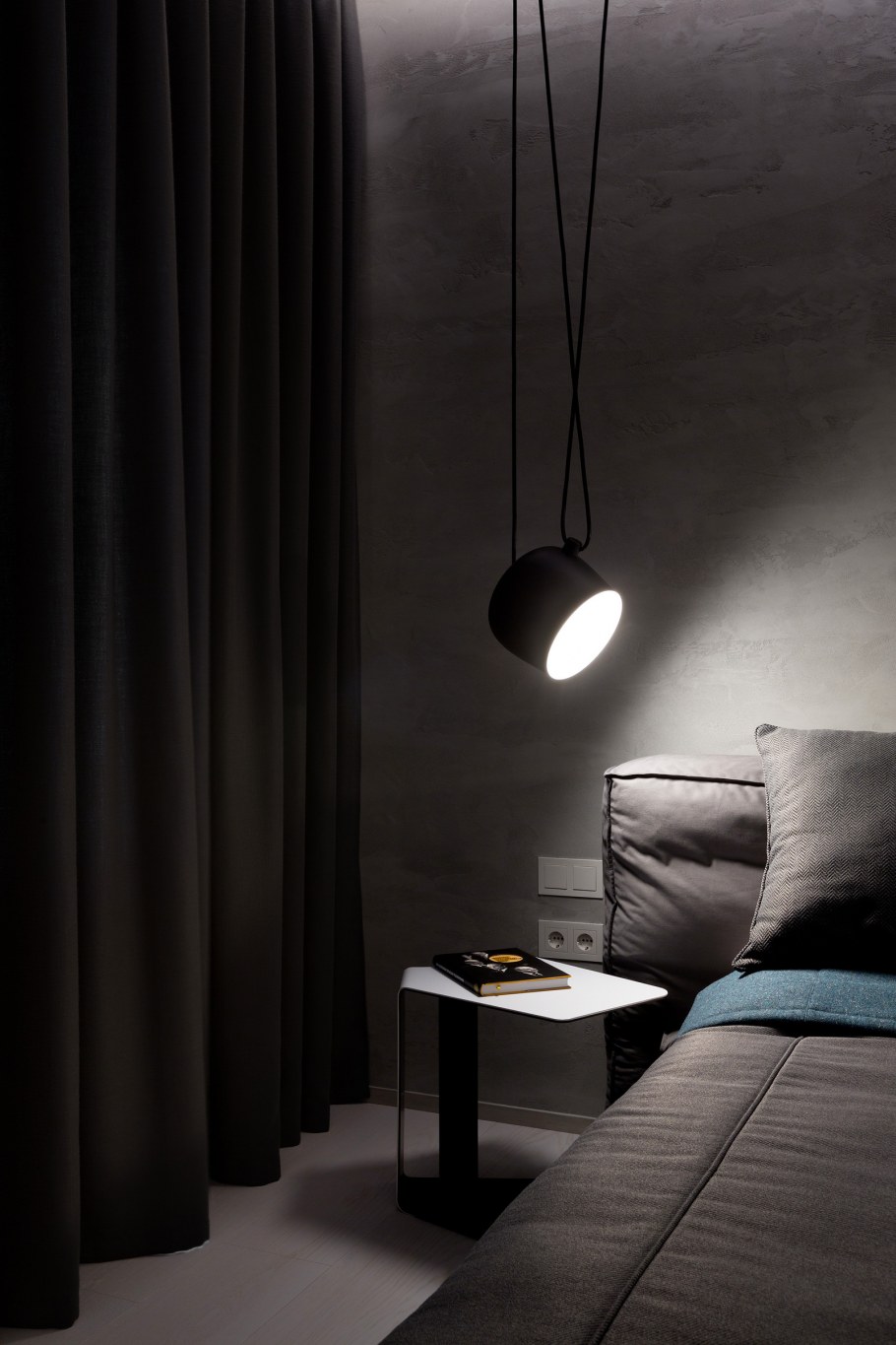 Интерьер комнаты в темных тонах