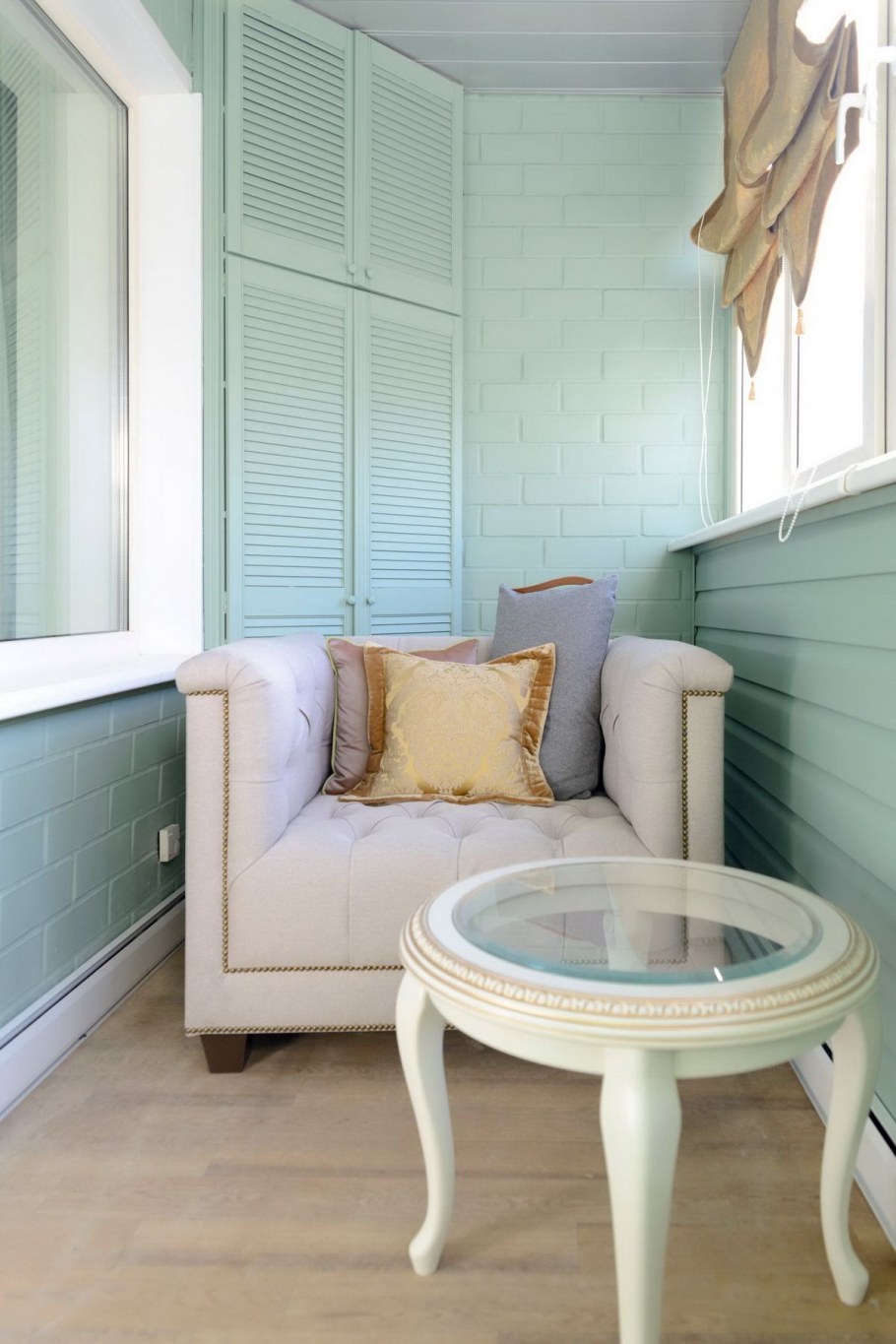 Балкон отделанный деревом