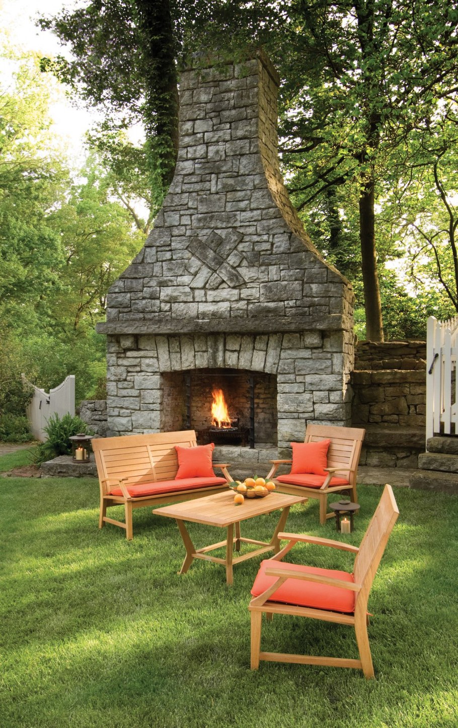 Уличный камин для дачи