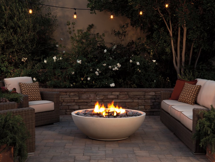 Патио с камином