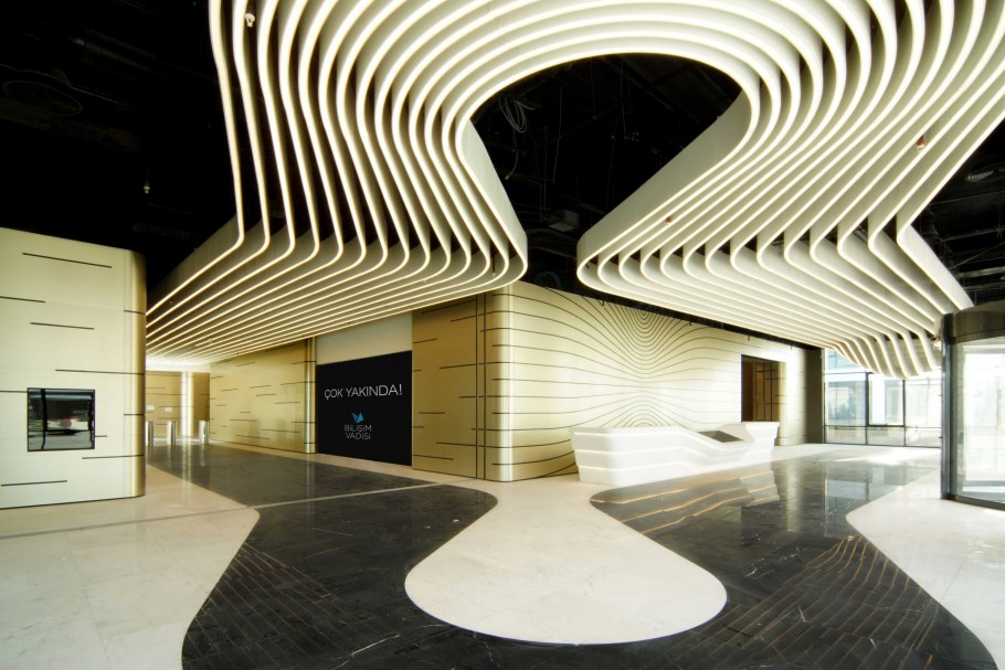 Здание с круглыми окнами