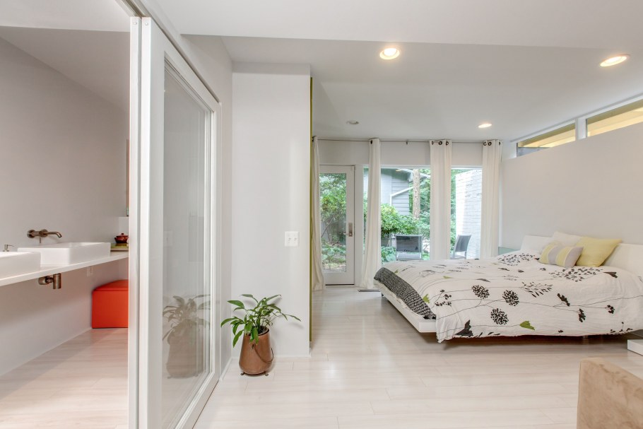 Спальня в типовой квартире в стиле Баухауз