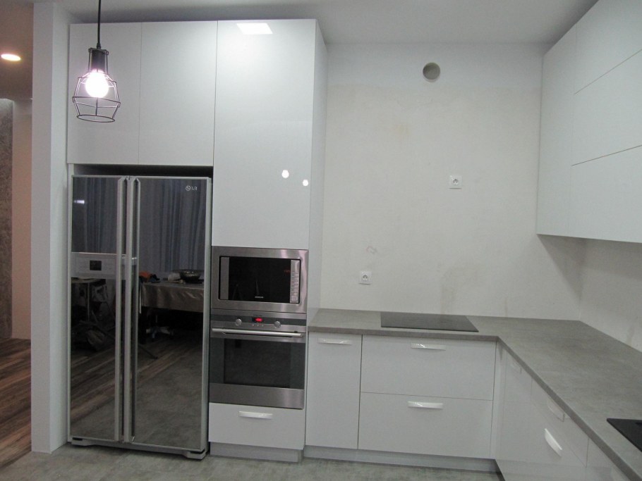 Кухня с холодильником металлик