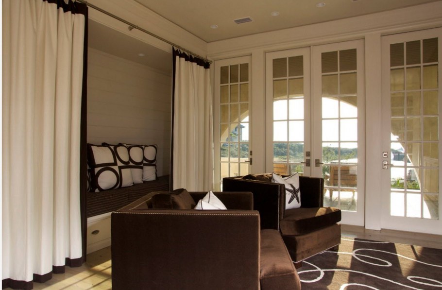 Высокие окна в интерьере лофт