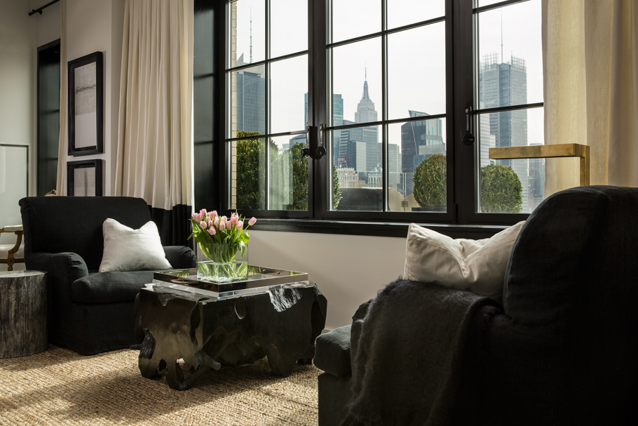 Темные окна в интерьере