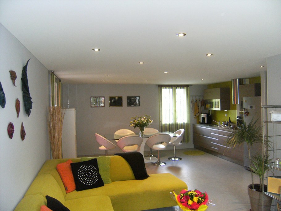 Точечное освещение в гостиной