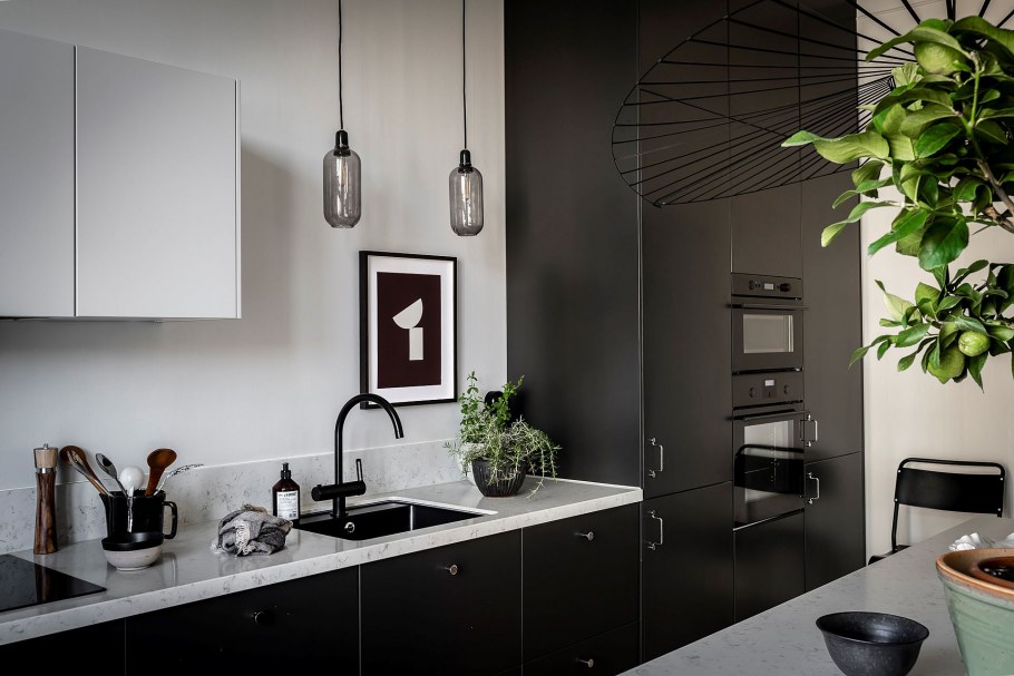 Кухня темная с деревом