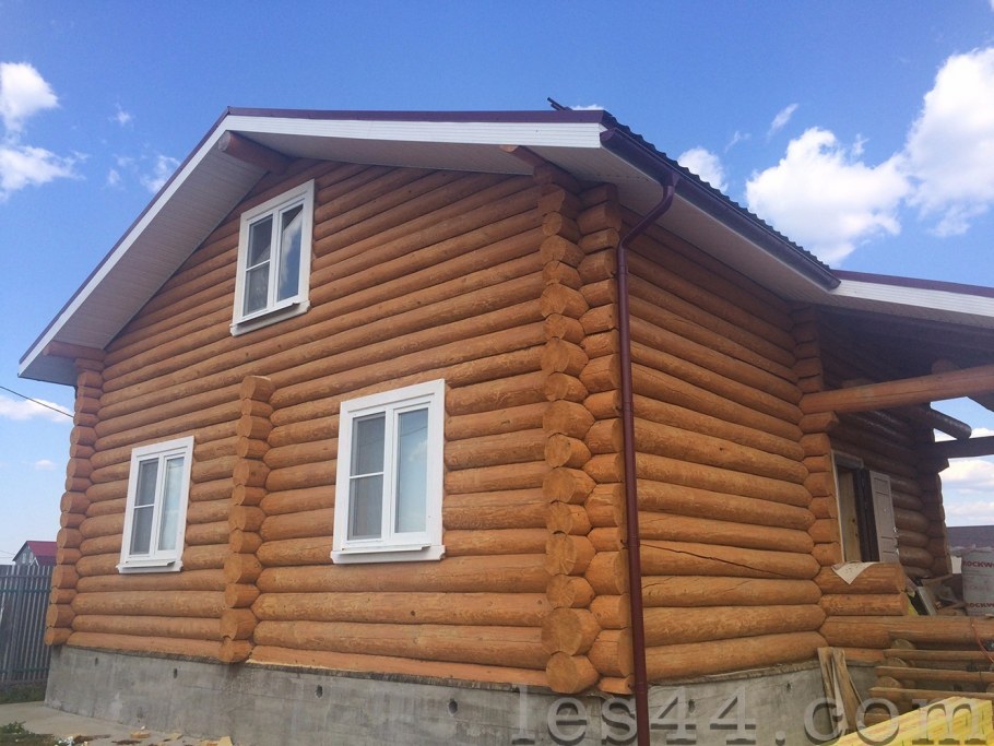 Дом из бревна крашенный