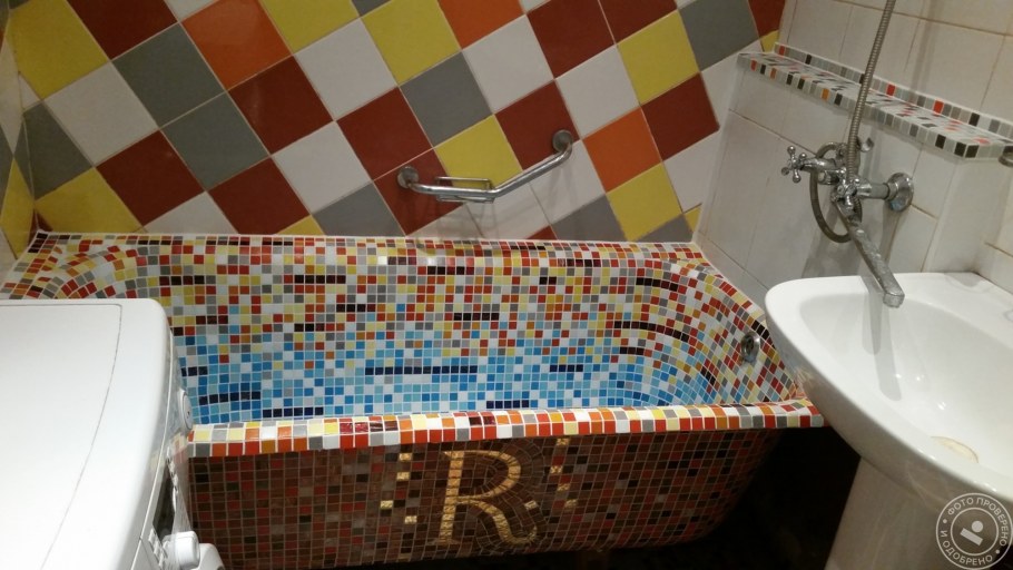 Ванная обклеенная мозаикой