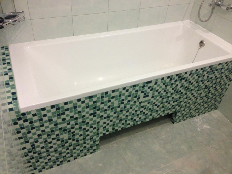 Экран из мозаики под ванную