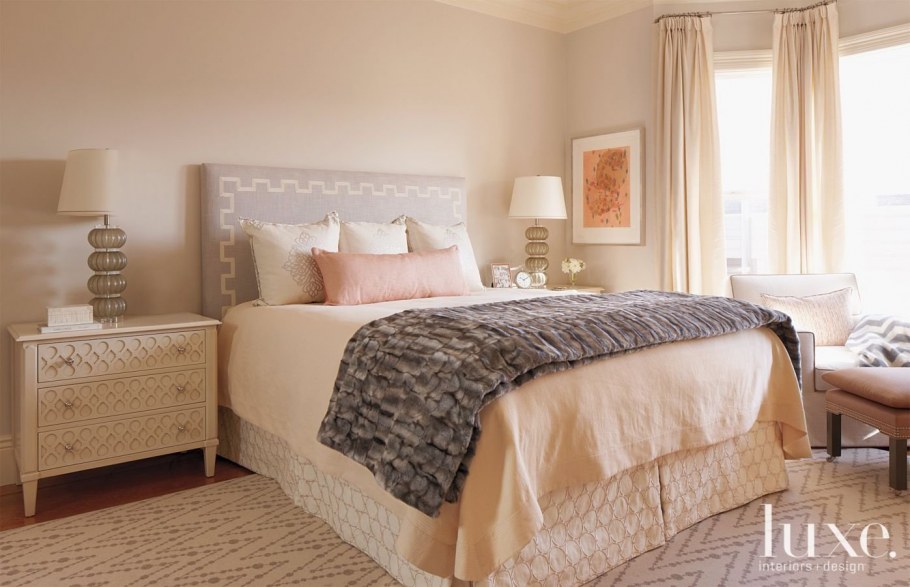 Спальняв бежевых тонпах