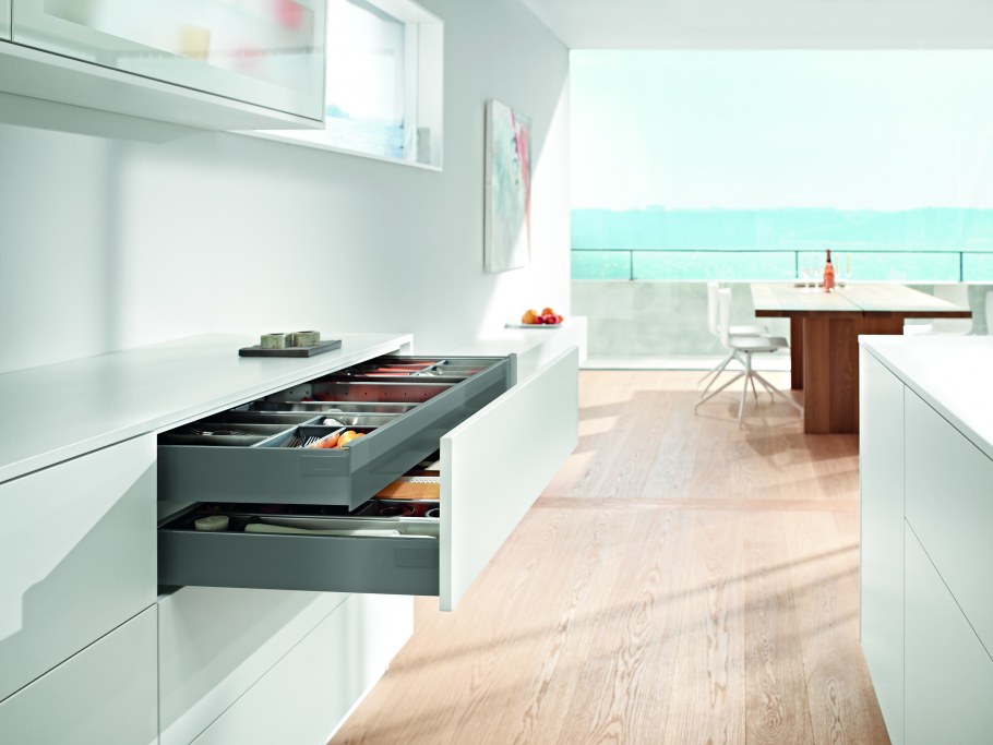 Blum MOVENTO Tip on BLUMOTION