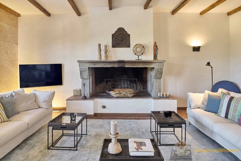 Гостиная в средиземноморском стиле с камином