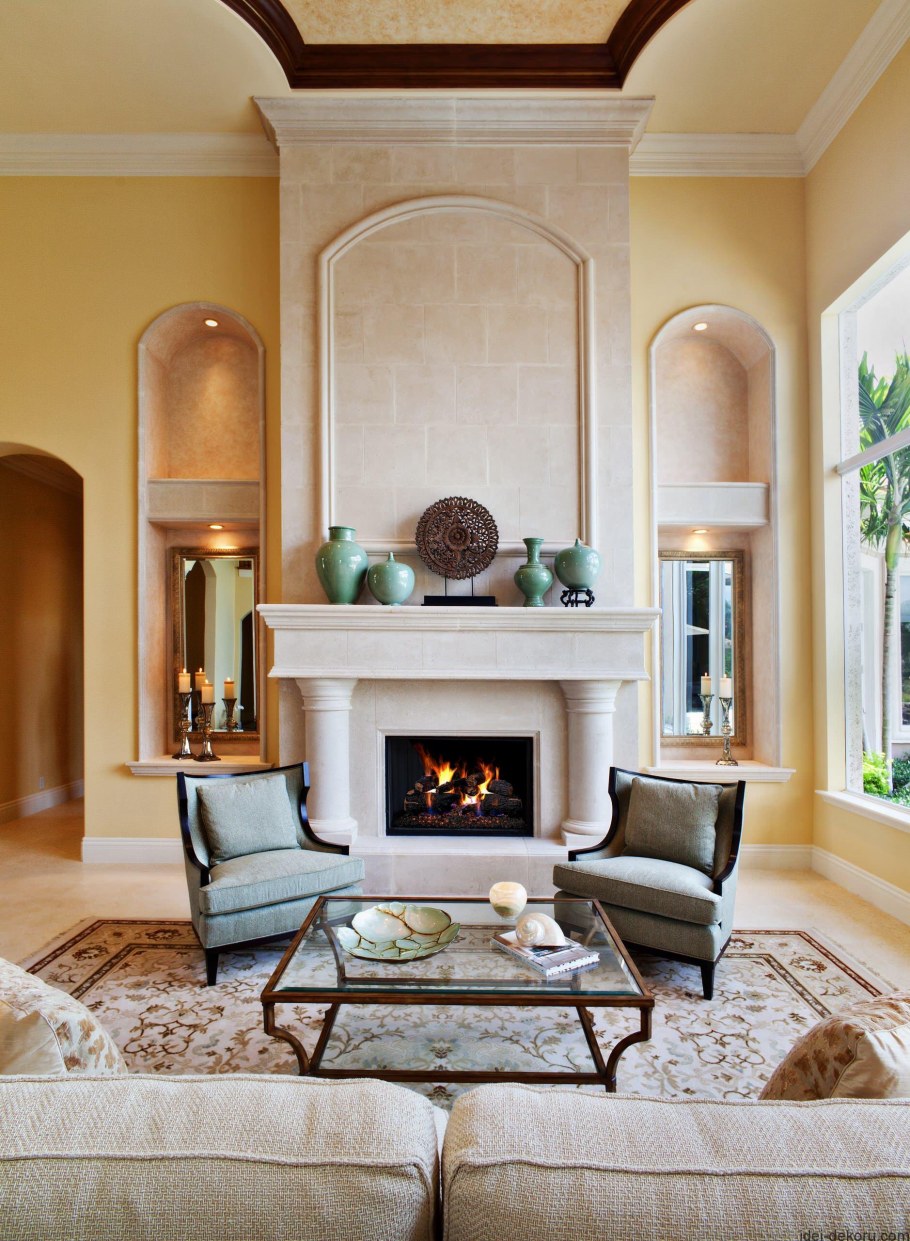 Гостиная в средиземноморском стиле с камином