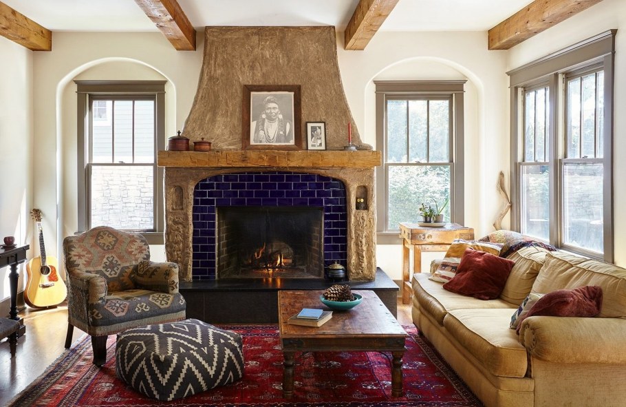 Гостиная в средиземноморском стиле с камином