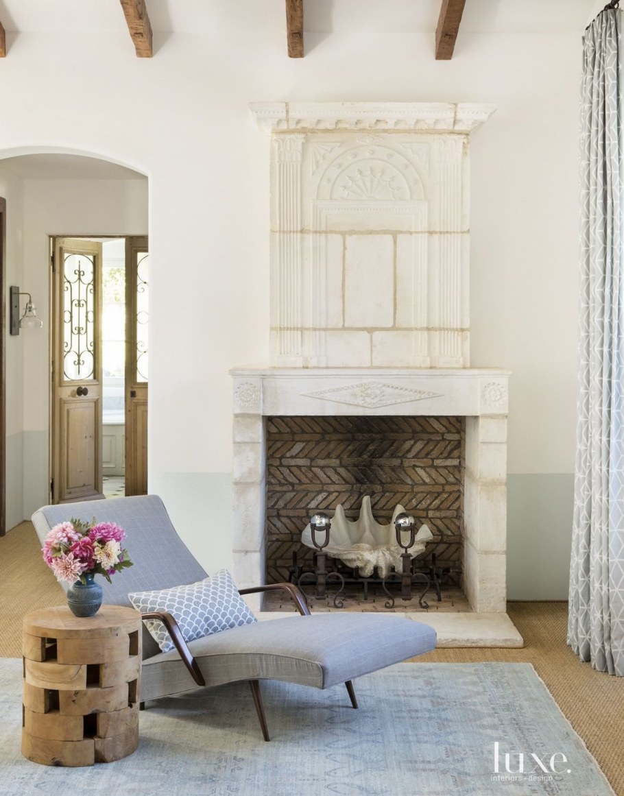 Средиземноморский стиль в интерьере гостиной с камином