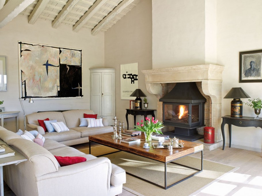 Гостиная с камином в загородном доме