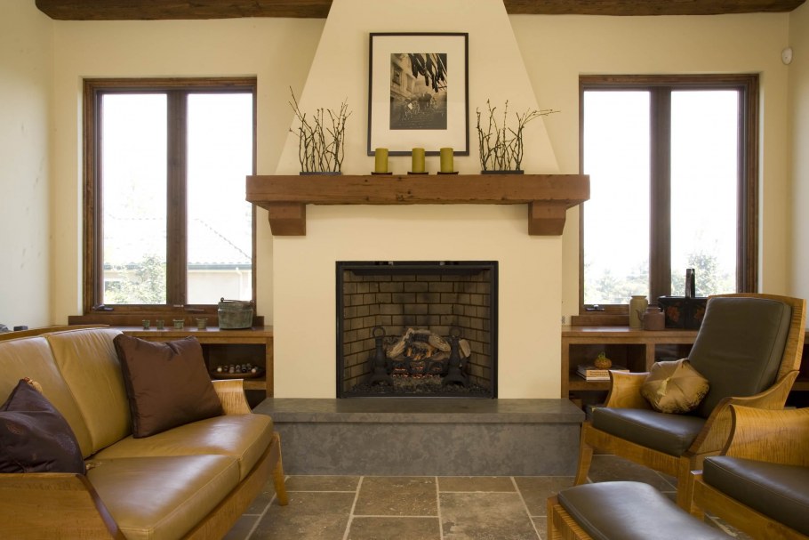 Гостиная в средиземноморском стиле с камином