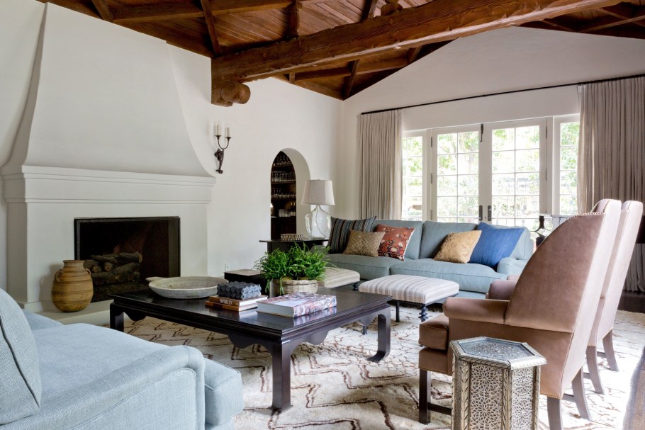 Камин в средиземноморском стиле