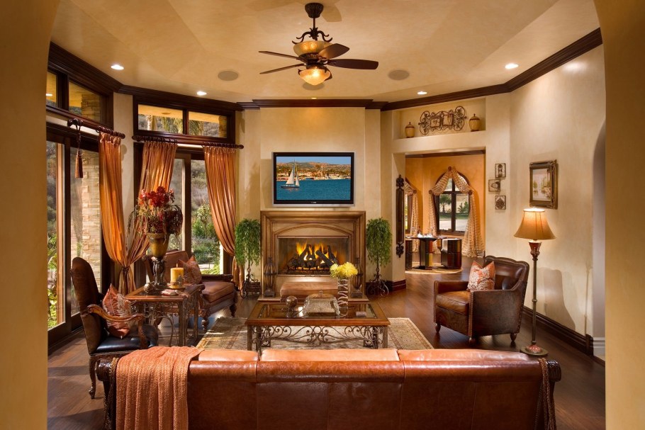 Зал с камином и панорамными окнами