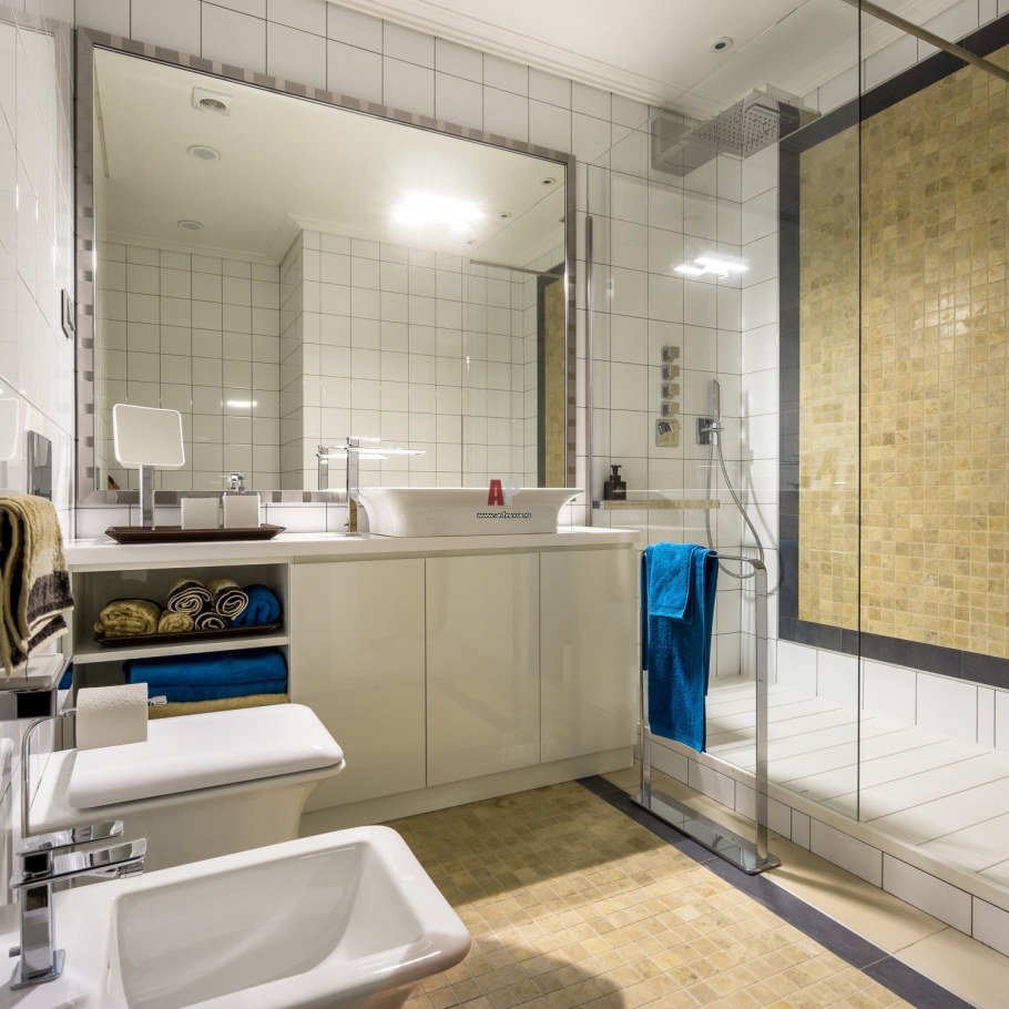 Туалет под лестницей на даче